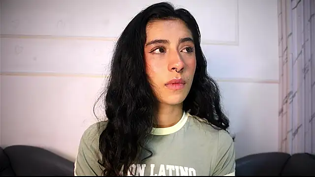 Alyssa_jones Adlı Modelin Canlı Sohbet Odası