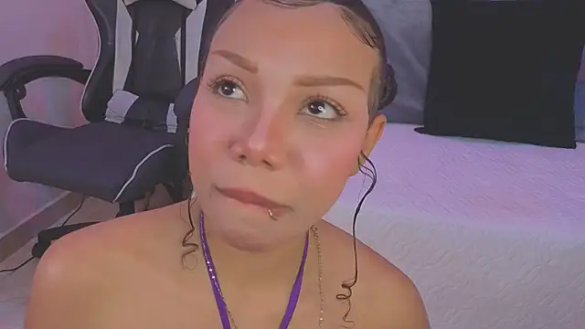 lilith_pink__ élő chatszobája