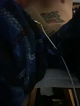 Seks show uživo modela GusanoDelicioso na kameri