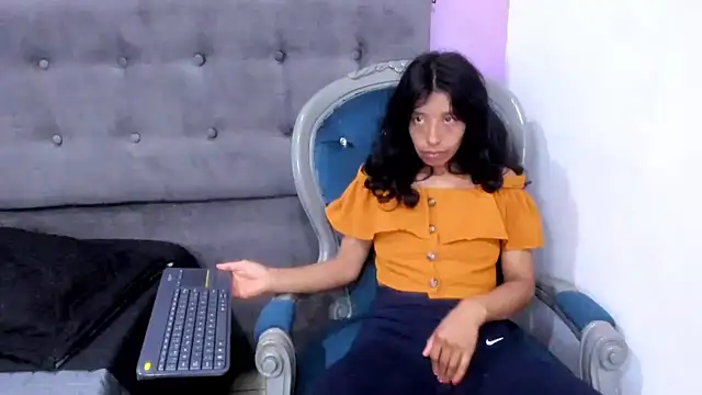 חדר צ'אט בשידור חי של karolinee_66_