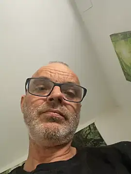 הופעת סקס קאם בשידור חי של Yogirebell