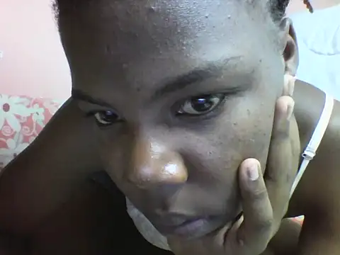 quuenCee live-chat rom
