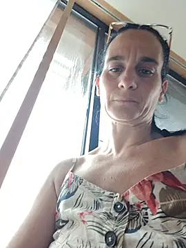 caro252 Adlı Modelin Canlı Sohbet Odası