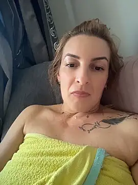 Hot-Milf4U Adlı Modelin Canlı Sohbet Odası