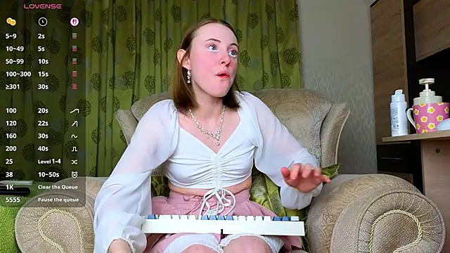 Cowell_Adelina Adlı Modelin Canlı Sohbet Odası