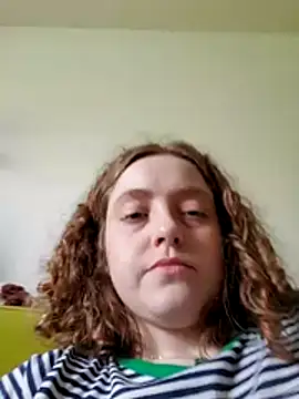 חדר צ'אט בשידור חי של DeliaBlew