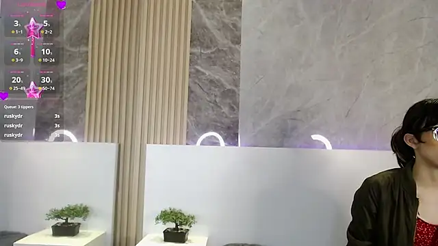 חדר צ'אט בשידור חי של EmiliaBell_