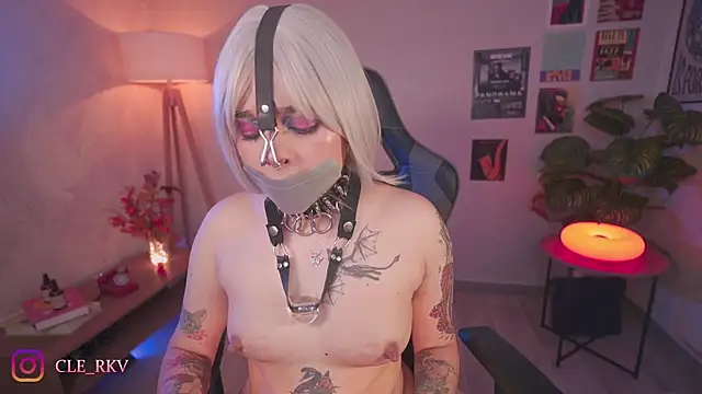 violette_clerk1_ Live chatroom