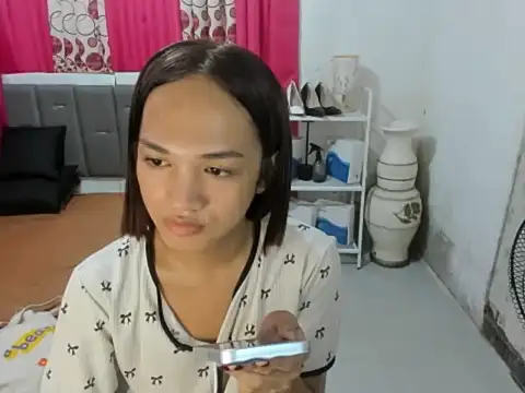 חדר צ'אט בשידור חי של TsUncutTrisha