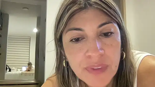 غرفة دردشة LunaBeya المباشرة