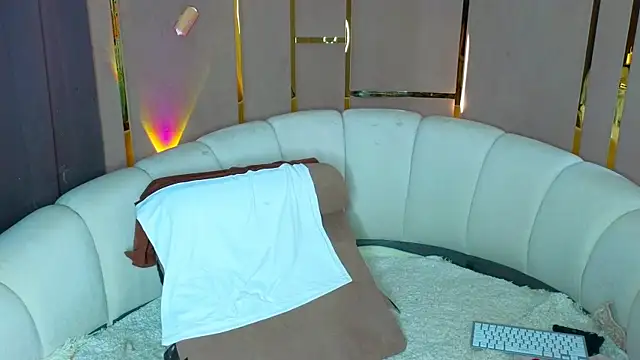 emilytrays 现场聊天室