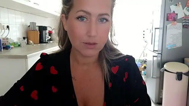 TessToy's Live Chat Room
