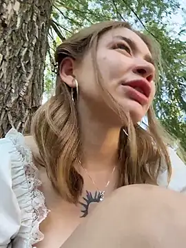 Seks show uživo modela FlashTitsRoyal na kameri