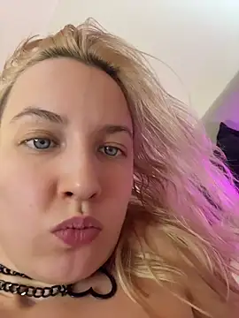 חדר צ'אט בשידור חי של AmyAtlass