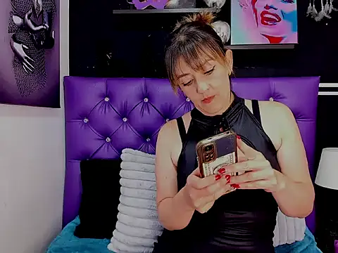 angellyhorny's Live Chat Room