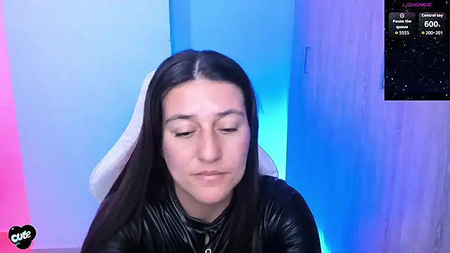 Saskyaa's Live Chat Room