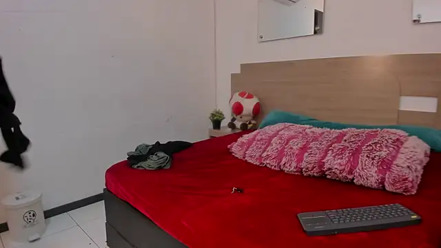Ebony_N_Blonde Adlı Modelin Canlı Sohbet Odası