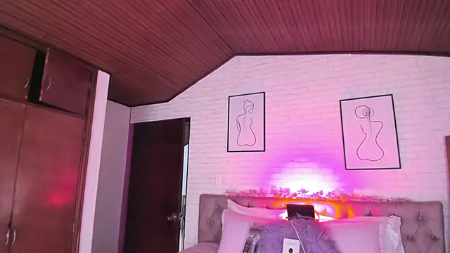 Kitty_Pam Adlı Modelin Canlı Sohbet Odası