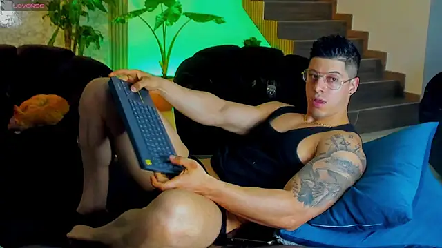 lukas_green11 Adlı Modelin Canlı Sohbet Odası