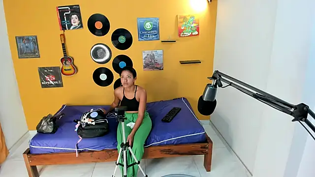 lilithevil32 Adlı Modelin Canlı Sohbet Odası