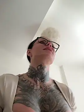 SkinnyLilly's Live Chat Room