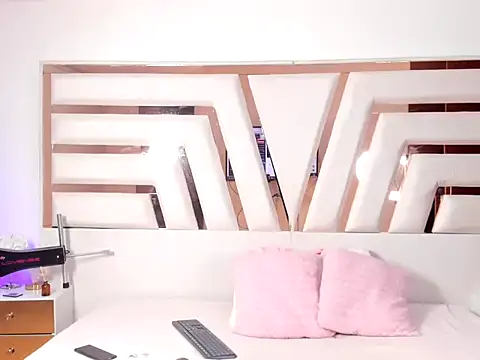 MiaKleinX's Live Chat Room