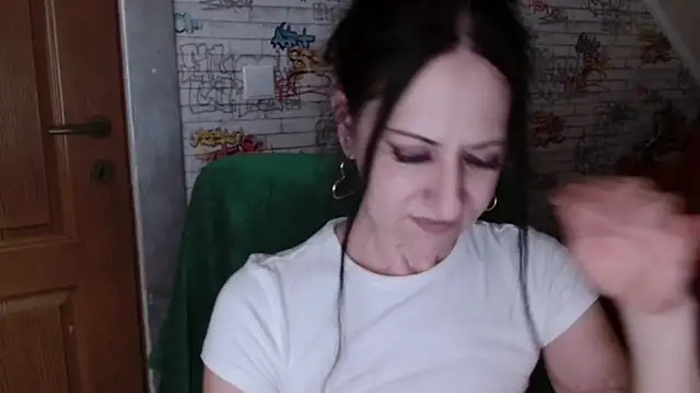 DebraMilf's Live Chat Room
