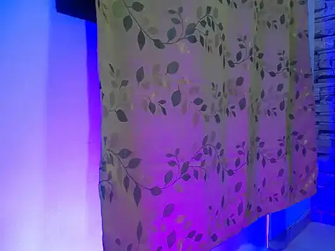 paula_ross_'s Live Chat Room