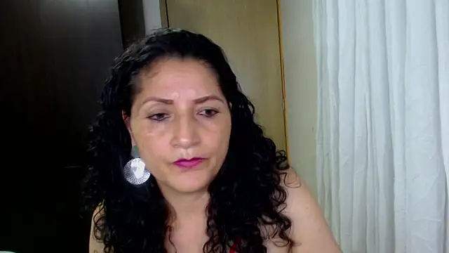 Chat soba uživo modela arianna_ros3