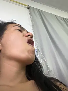 חדר צ'אט בשידור חי של Adrenaline_crazy