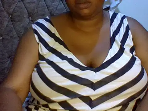 _Ella20's Live Chat Room