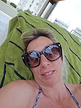 Ina_Your_Queen Adlı Modelin Canlı Sohbet Odası