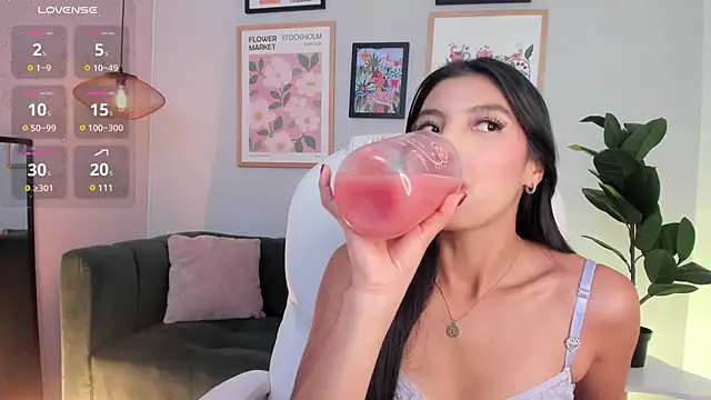 Tiffany_Low Adlı Modelin Canlı Sohbet Odası