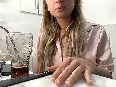 Chat soba uživo modela love-hate00