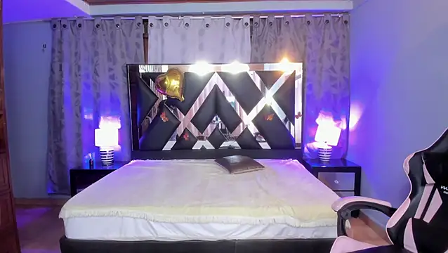 Linda4Petite Adlı Modelin Canlı Sohbet Odası