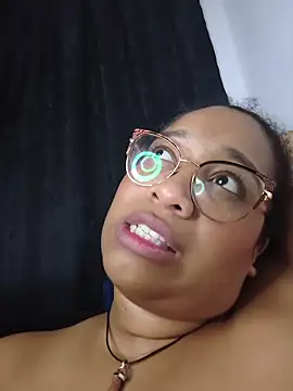 חדר צ'אט בשידור חי של Yera_brown69