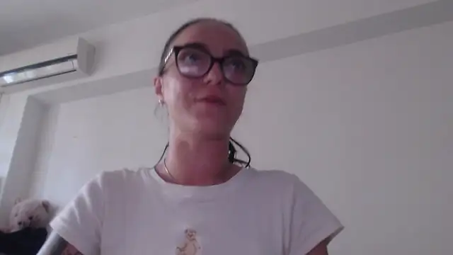 חדר צ'אט בשידור חי של IzabelllNoir