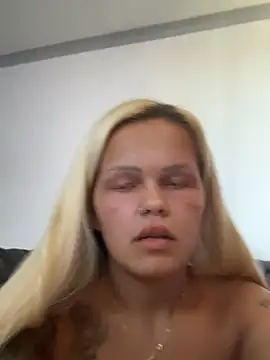BlondeMilfXo's Live Chat Room