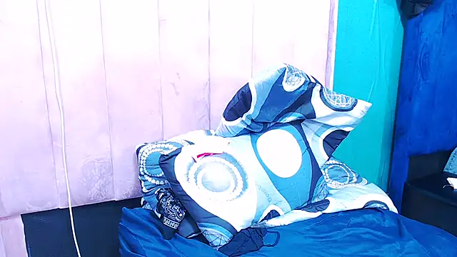 EbonyBlazeXx's Live Chat Room