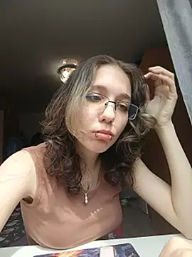 חדר צ'אט בשידור חי של AliceCutness