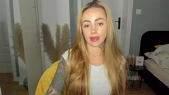 sexyCoralie Adlı Modelin Canlı Sohbet Odası