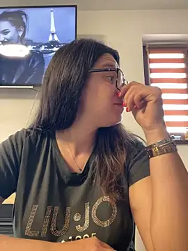NadiraNoor Adlı Modelin Canlı Sohbet Odası