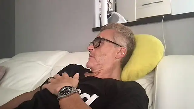 Axl_hot's Live Chat Room
