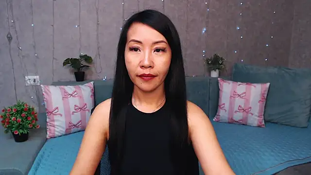 LiaPak's Live Chat Room