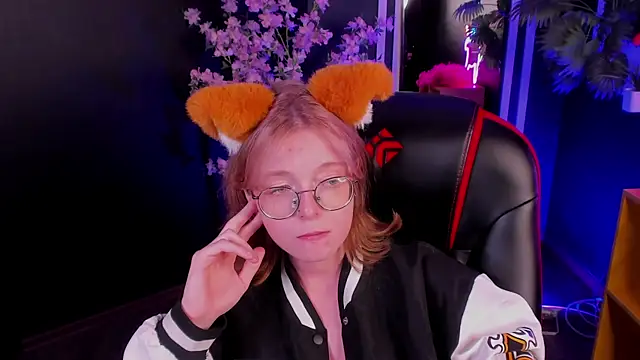 FoxxyyPolly's Live Chat Room