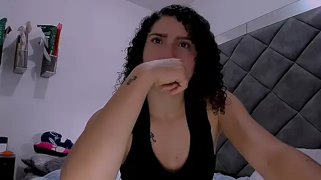 חדר צ'אט בשידור חי של Nellyhills