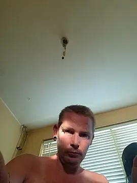 piercingpik's Live Chat Room