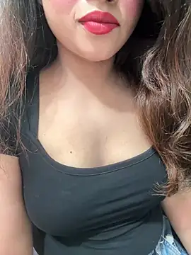 Yours_riya11 Adlı Modelin Canlı Sohbet Odası