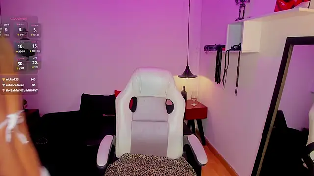 Chat soba uživo modela Trinityy__