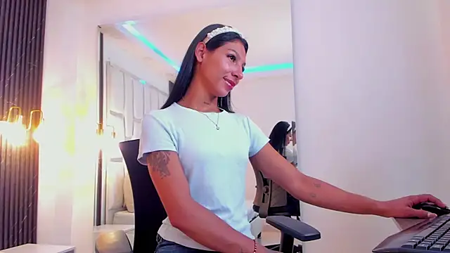 חדר צ'אט בשידור חי של Maia_Clark520